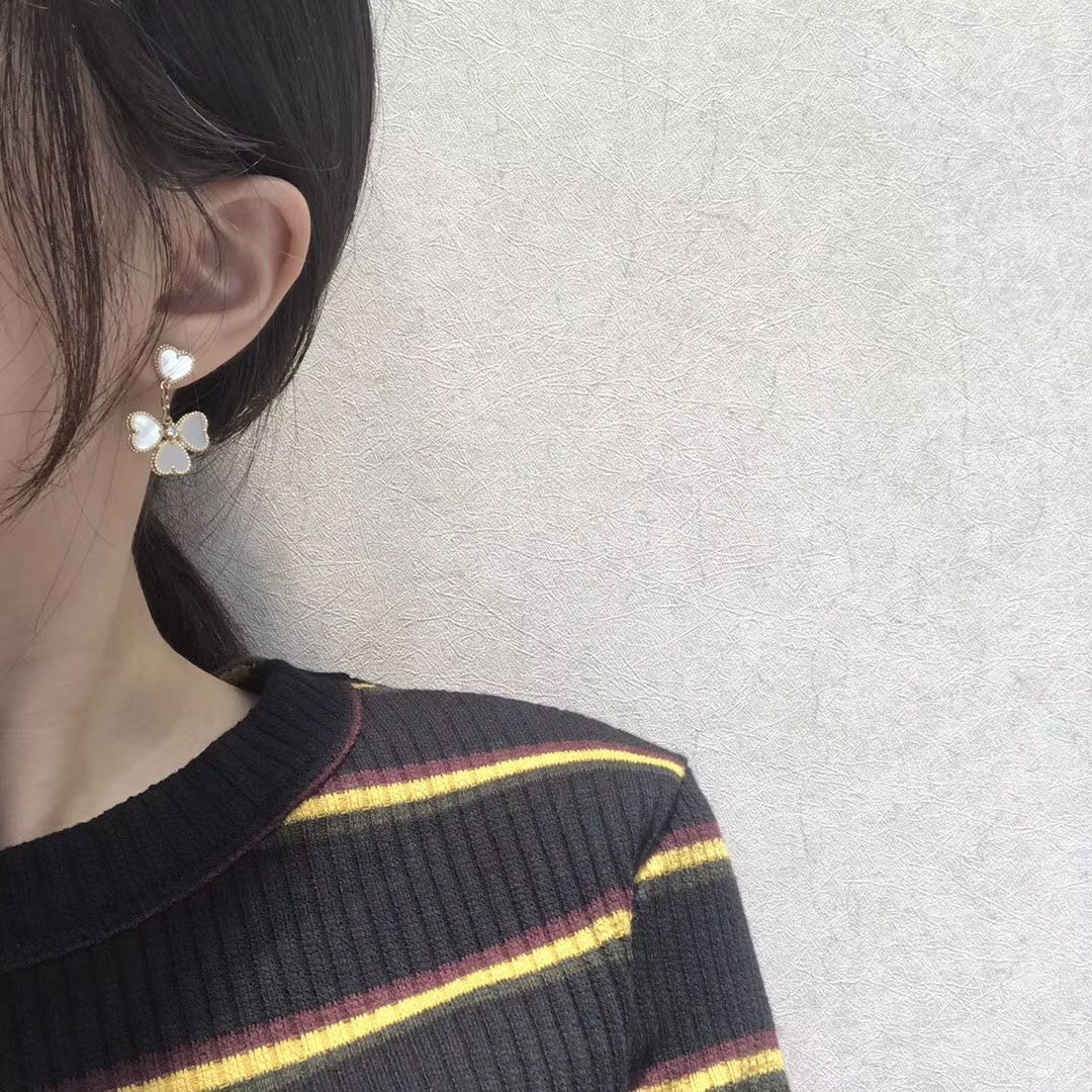 [Elowen jewelsry ]CLOVER SWEET WHITE MOP EARRINGS