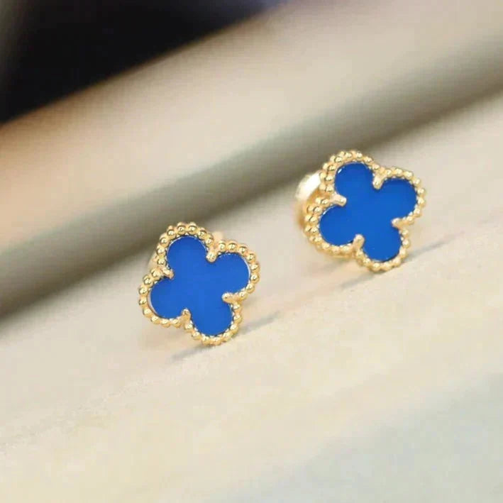 [Elowen Schmuck] CLOVER MINI 9,5 MM OHRRINGE MIT BLAUEM ACHAT