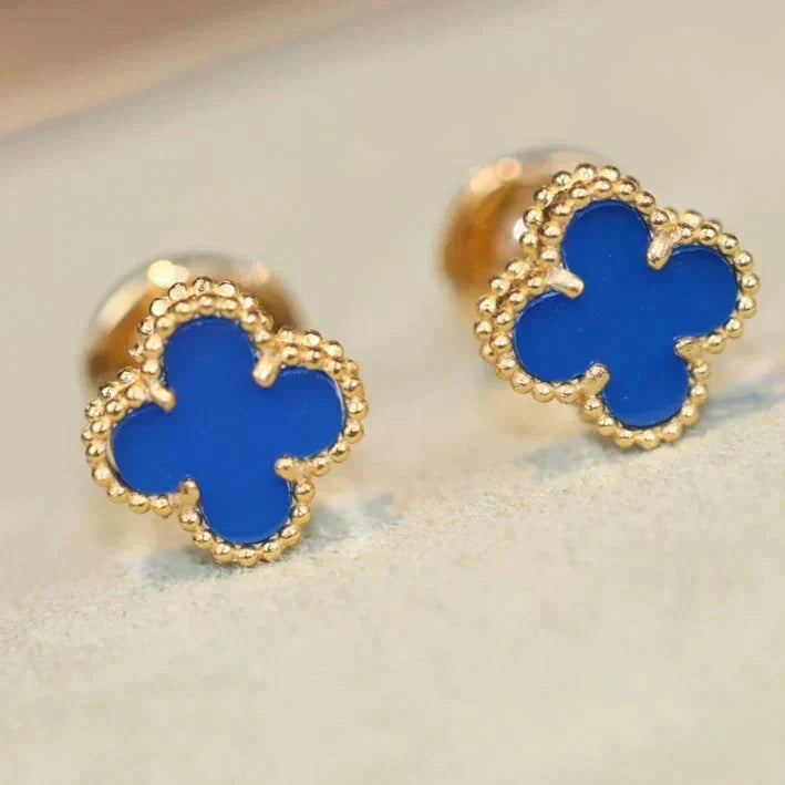 [Elowen Schmuck] CLOVER MINI 9,5 MM OHRRINGE MIT BLAUEM ACHAT