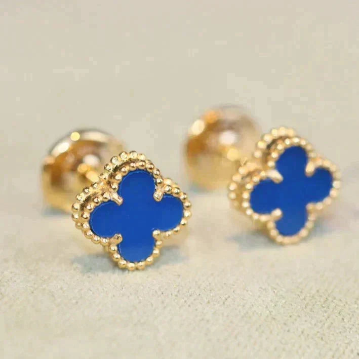 [Elowen Schmuck] CLOVER MINI 9,5 MM OHRRINGE MIT BLAUEM ACHAT