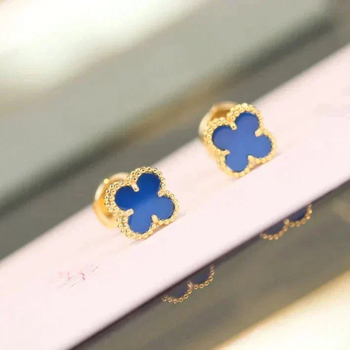 [Elowen Schmuck] CLOVER MINI 9,5 MM OHRRINGE MIT BLAUEM ACHAT