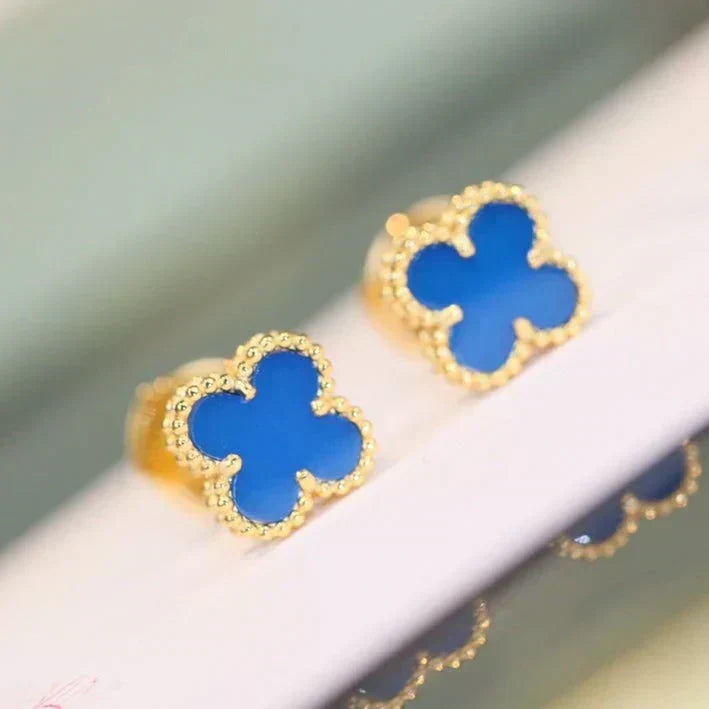 [Elowen Schmuck] CLOVER MINI 9,5 MM OHRRINGE MIT BLAUEM ACHAT