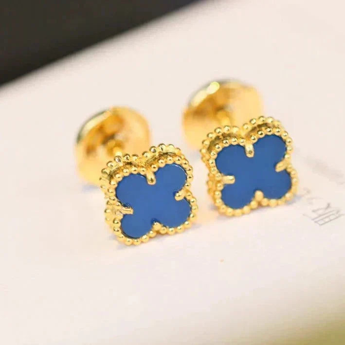[Elowen Schmuck] CLOVER MINI 9,5 MM OHRRINGE MIT BLAUEM ACHAT