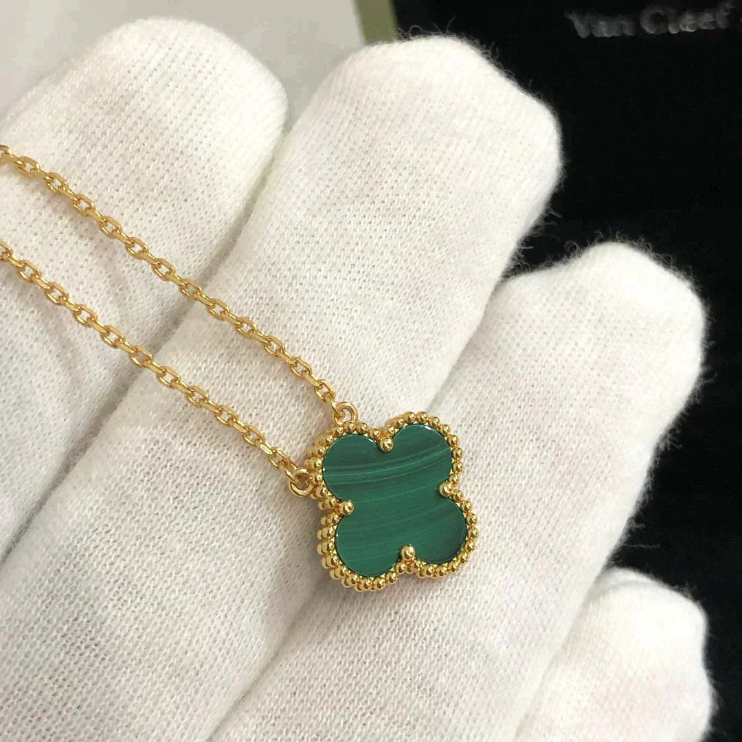 [Elowen Schmuck] CLOVER 15MM MALACHIT EINZELBLÜTEN-HALSKETTE