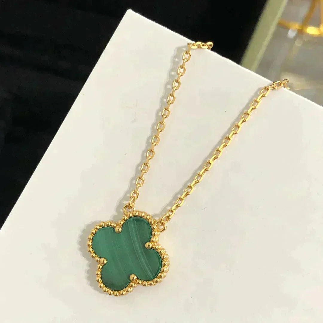 [Elowen Schmuck] CLOVER 15MM MALACHIT EINZELBLÜTEN-HALSKETTE