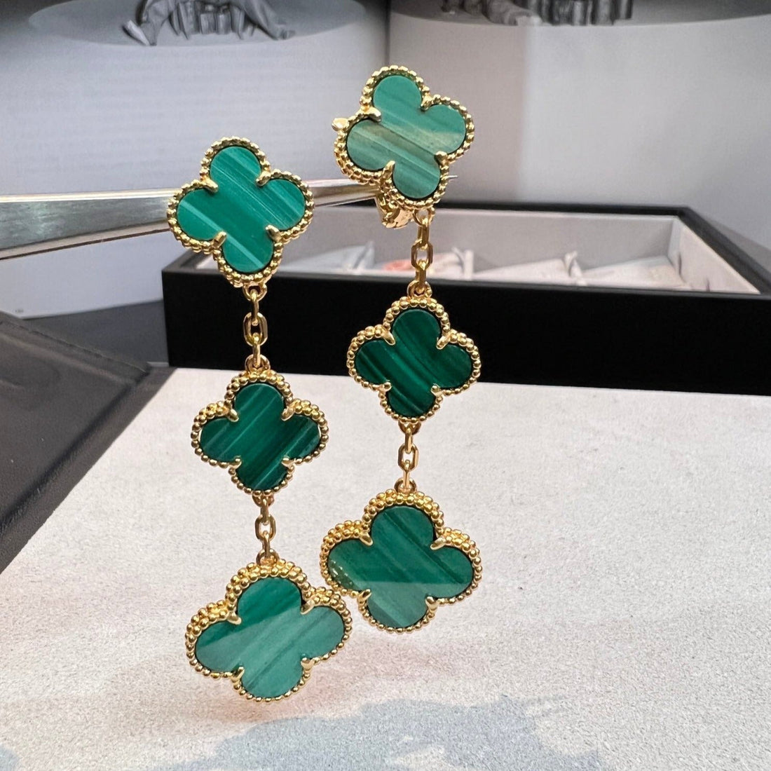 {
"Elowen jewelsry ": "エロウェン・ジュエリー",
"CLOVER MALACHITE 3 MOTIFS GOLD": "クローバー マラカイト 3モチーフ ゴールド"
}