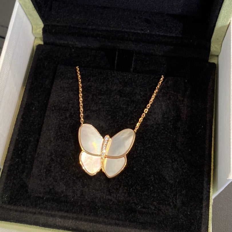 {
  "Elowen jewelsry": "Elowen ジュエリー",
  "BUTTERFLY GOLD MOP DIAMOND NECKLACE": "バタフライ ゴールド MOP ダイヤモンド ネックレス"
}