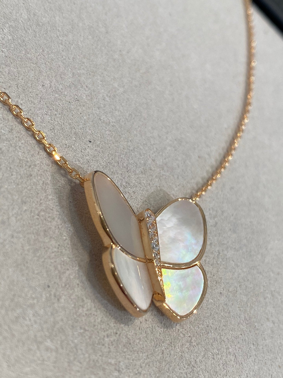 {
  "Elowen jewelsry": "Elowen ジュエリー",
  "BUTTERFLY GOLD MOP DIAMOND NECKLACE": "バタフライ ゴールド MOP ダイヤモンド ネックレス"
}