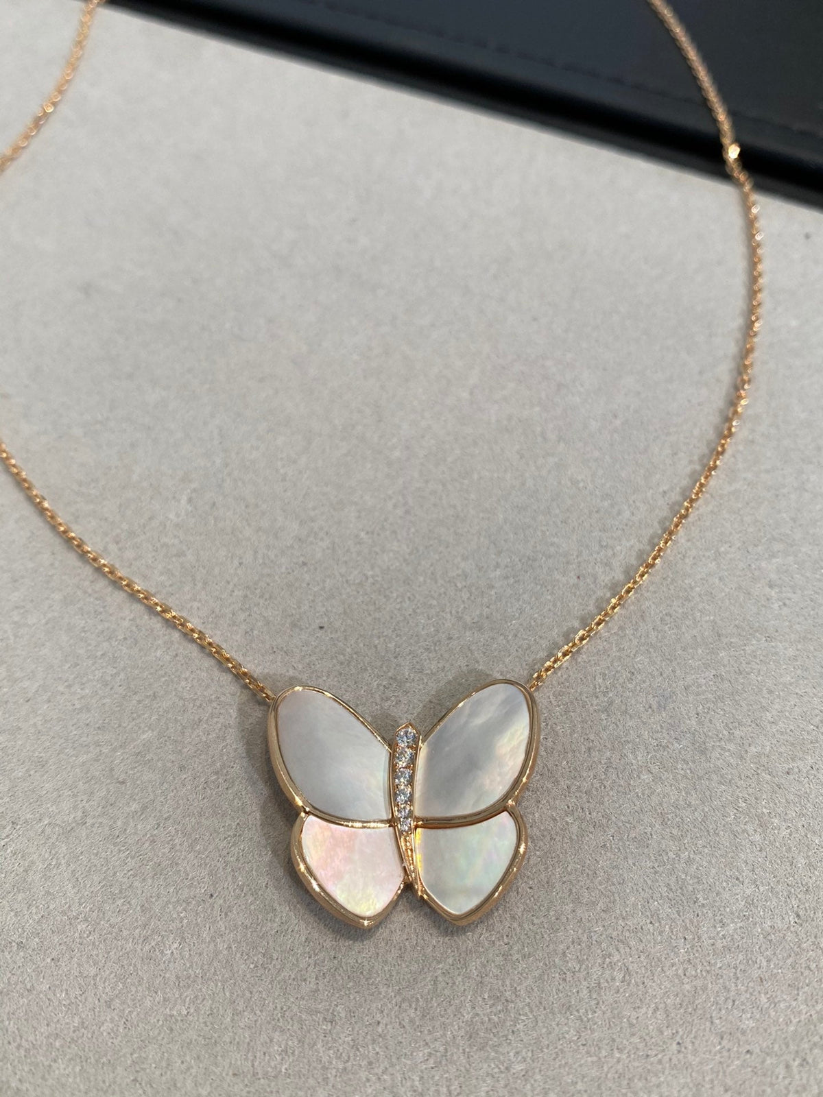 {
  "Elowen jewelsry": "Elowen ジュエリー",
  "BUTTERFLY GOLD MOP DIAMOND NECKLACE": "バタフライ ゴールド MOP ダイヤモンド ネックレス"
}