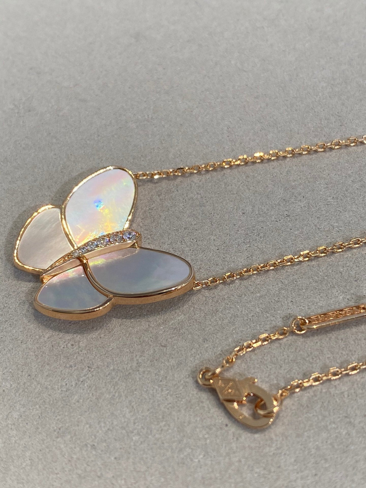 {
  "Elowen jewelsry": "Elowen ジュエリー",
  "BUTTERFLY GOLD MOP DIAMOND NECKLACE": "バタフライ ゴールド MOP ダイヤモンド ネックレス"
}