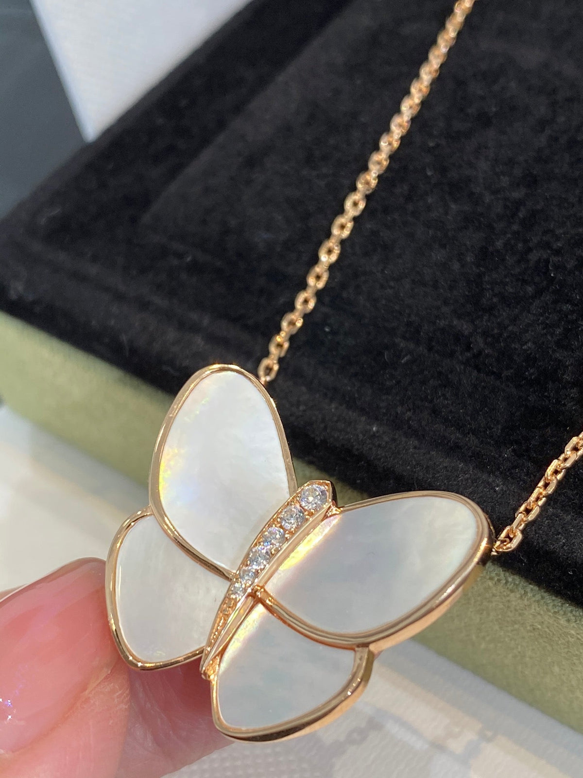 {
  "Elowen jewelsry": "Elowen ジュエリー",
  "BUTTERFLY GOLD MOP DIAMOND NECKLACE": "バタフライ ゴールド MOP ダイヤモンド ネックレス"
}