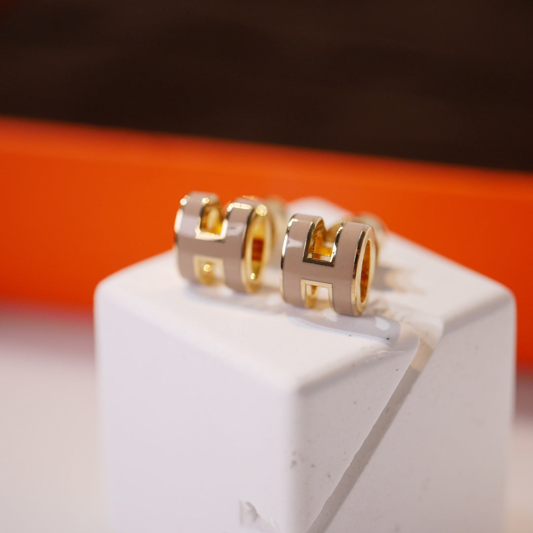 [Elowen jewelsry ]MINI POP H GOLD EARRINGS GREY