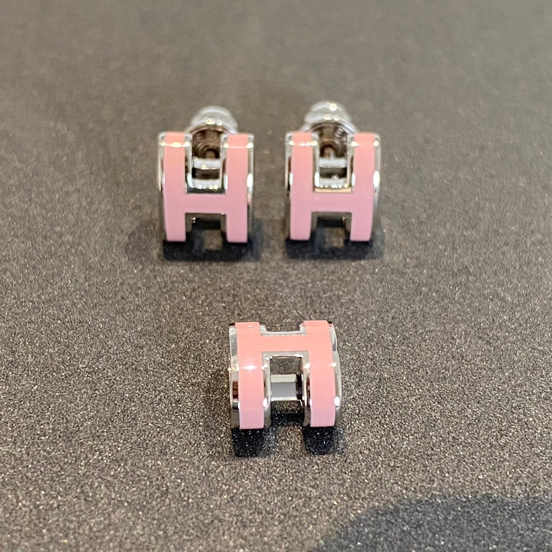 {
  "Elowen jewelsry": "エローウェン・ジュエリー",
  "MINI POP H SILVER EARRINGS PINK": "ミニ ポップH シルバーピアス ピンク"
}