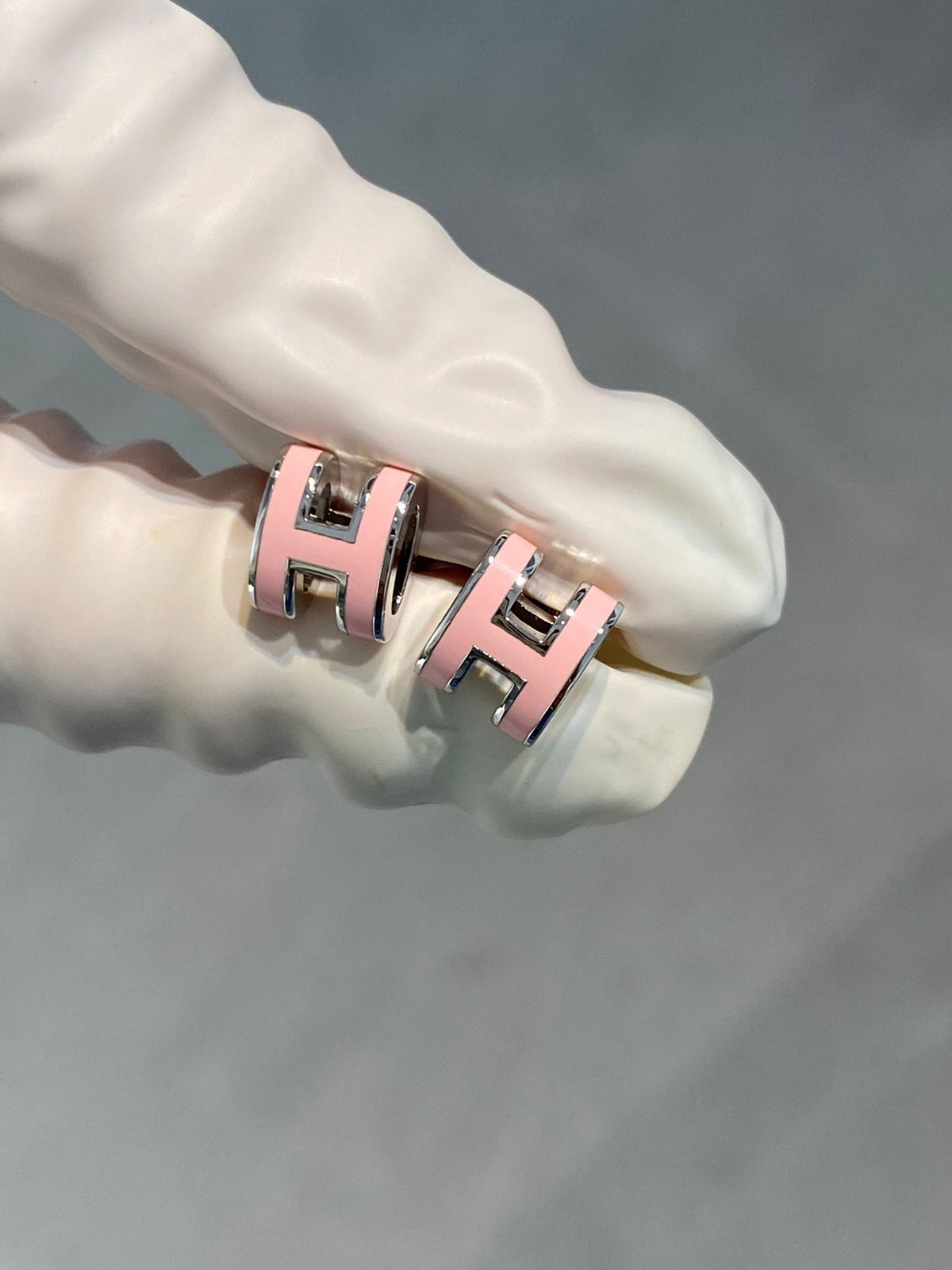 {
  "Elowen jewelsry": "エローウェン・ジュエリー",
  "MINI POP H SILVER EARRINGS PINK": "ミニ ポップH シルバーピアス ピンク"
}
