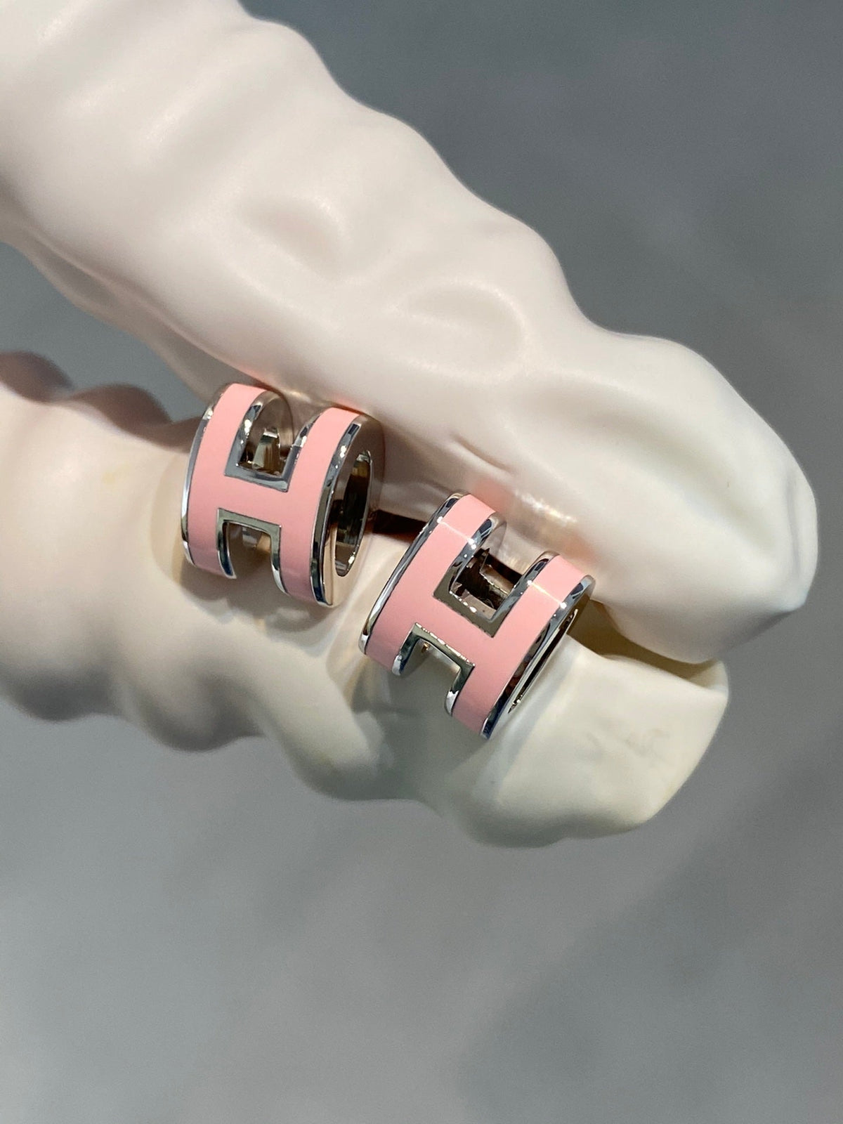 {
  "Elowen jewelsry": "エローウェン・ジュエリー",
  "MINI POP H SILVER EARRINGS PINK": "ミニ ポップH シルバーピアス ピンク"
}