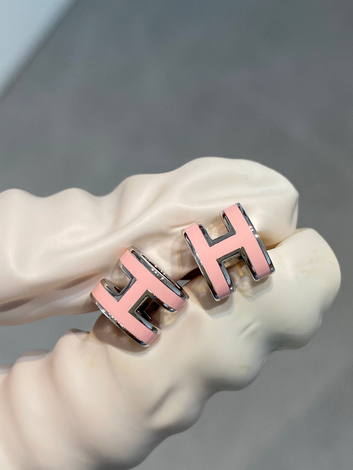 {
  "Elowen jewelsry": "エローウェン・ジュエリー",
  "MINI POP H SILVER EARRINGS PINK": "ミニ ポップH シルバーピアス ピンク"
}