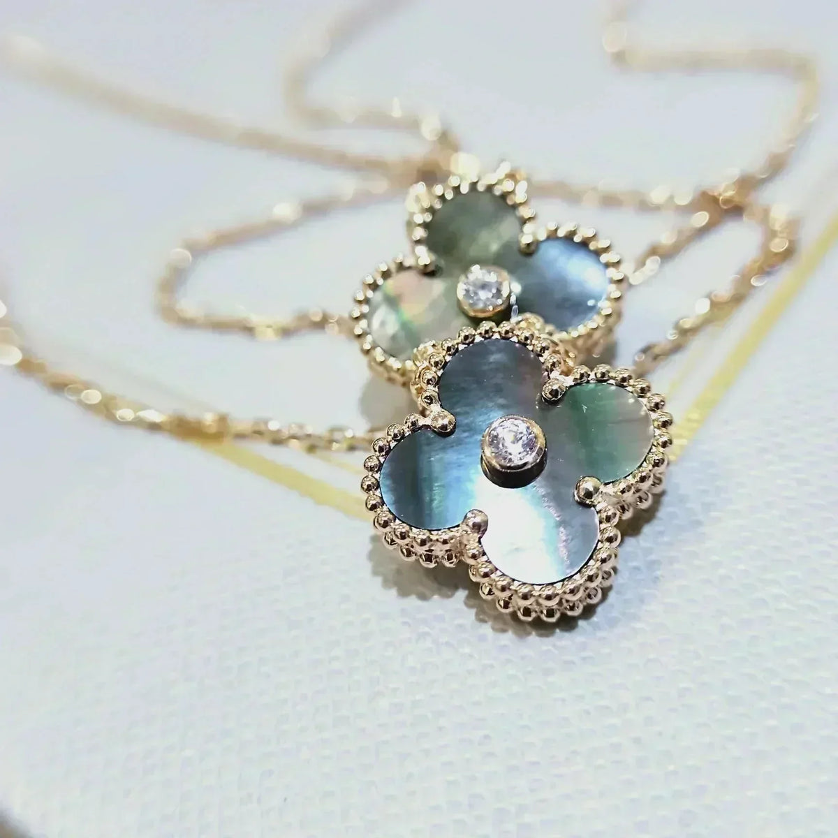 {
  "Elowen jewelsry": "Elowen ジュエリー",
  "CLOVER 15MM DIAMOND AND MOTHER-OF-GREY NECKLACE": "クローバー 15mm ダイヤモンド＆グレーマザーオブパール ネックレス"
}