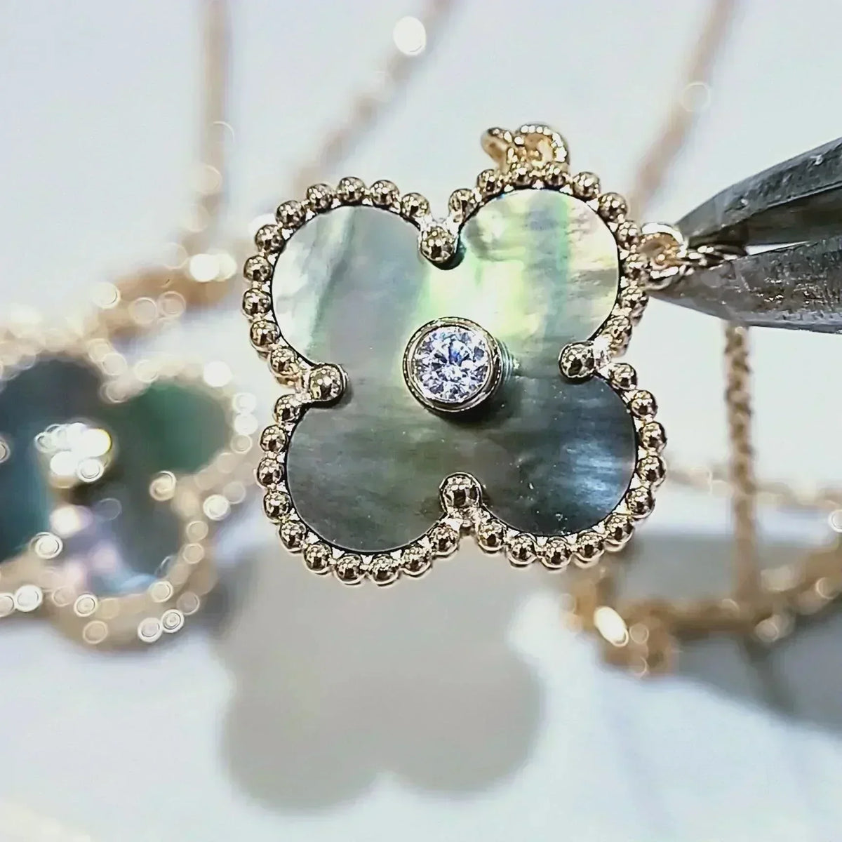 {
  "Elowen jewelsry": "Elowen ジュエリー",
  "CLOVER 15MM DIAMOND AND MOTHER-OF-GREY NECKLACE": "クローバー 15mm ダイヤモンド＆グレーマザーオブパール ネックレス"
}