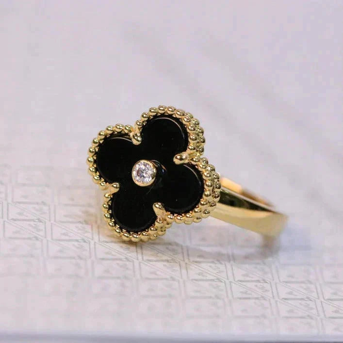 {
  "Elowen jewelsry": "Elowen ジュエリー",
  "CLOVER ONYX RING GOLD DIAMOND": "クローバー オニキス リング ゴールド ダイヤモンド"
}