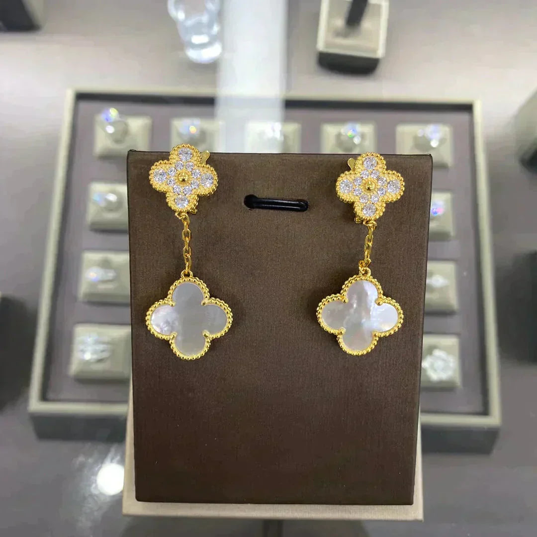{
  "Elowen jewelsry": "Elowenジュエリー",
  "CLOVER 2 MOTIFS DIAMOND EARRINGS": "クローバー 2モチーフ ダイヤモンドピアス",
  "(MULTIPLE CHOICES": "(選択肢あり"
}