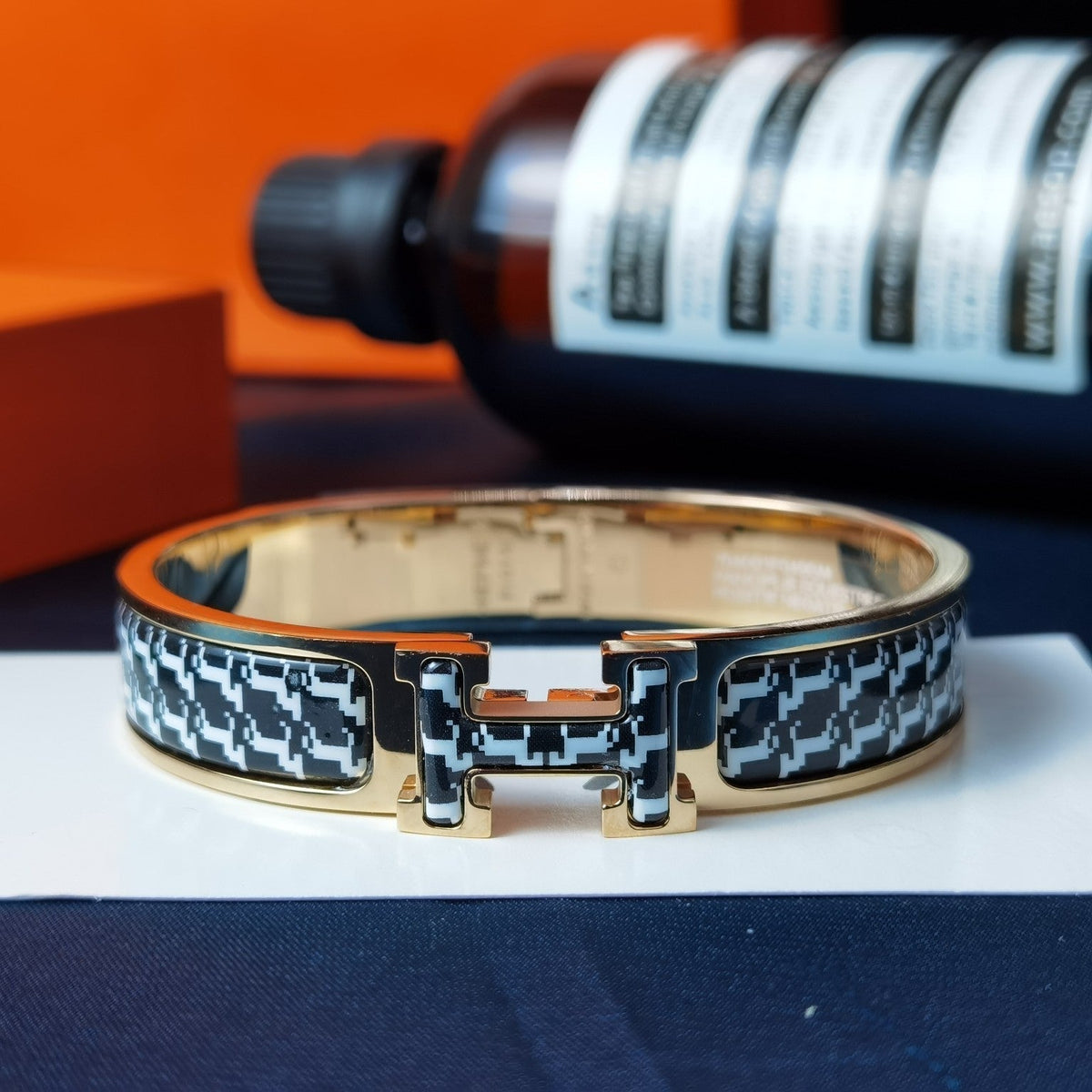 {
"Elowen jewelsry ": "エロウェン・ジュエリー",
"H HORSE BRACELET 12MM": "Hホース ブレスレット 12mm"
}