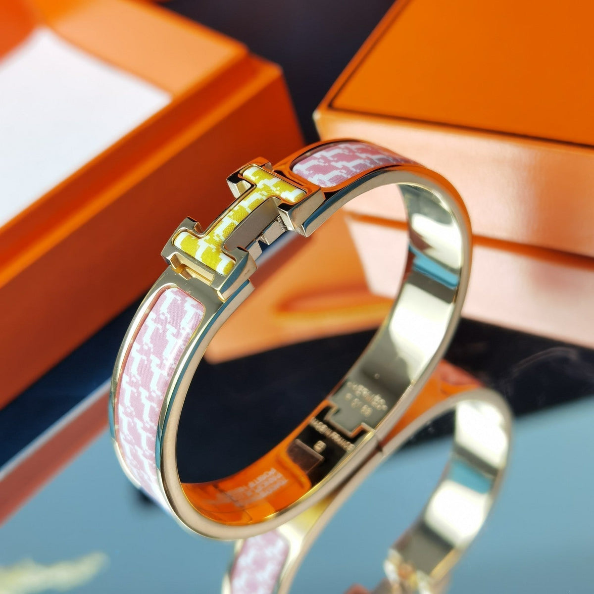 {
"Elowen jewelsry ": "エロウェン・ジュエリー",
"H HORSE BRACELET 12MM": "Hホース ブレスレット 12mm"
}