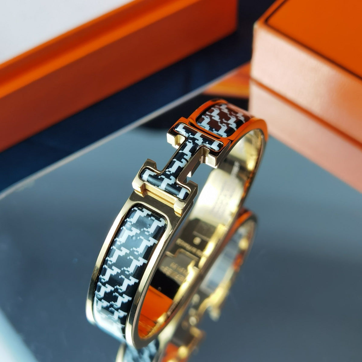 {
"Elowen jewelsry ": "エロウェン・ジュエリー",
"H HORSE BRACELET 12MM": "Hホース ブレスレット 12mm"
}