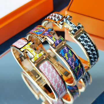 {
"Elowen jewelsry ": "エロウェン・ジュエリー",
"H HORSE BRACELET 12MM": "Hホース ブレスレット 12mm"
}
