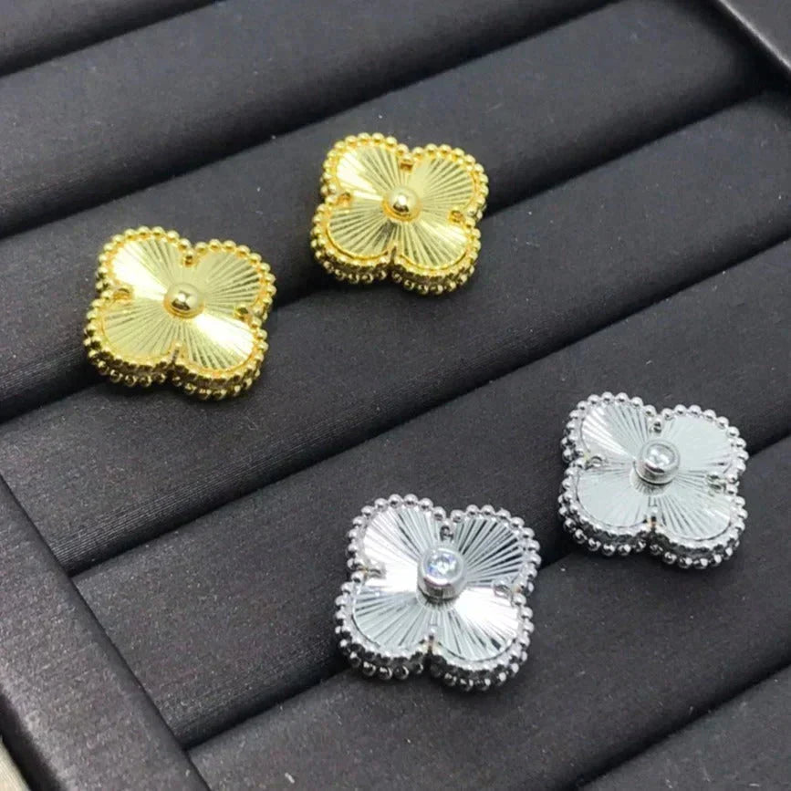 {
"Elowen jewelsry ": "エロウェン・ジュエリー",
"CLOVER MINI 9.5MM LASER EARRINGS": "クローバー・ミニ 9.5mm レーザーピアス"
}