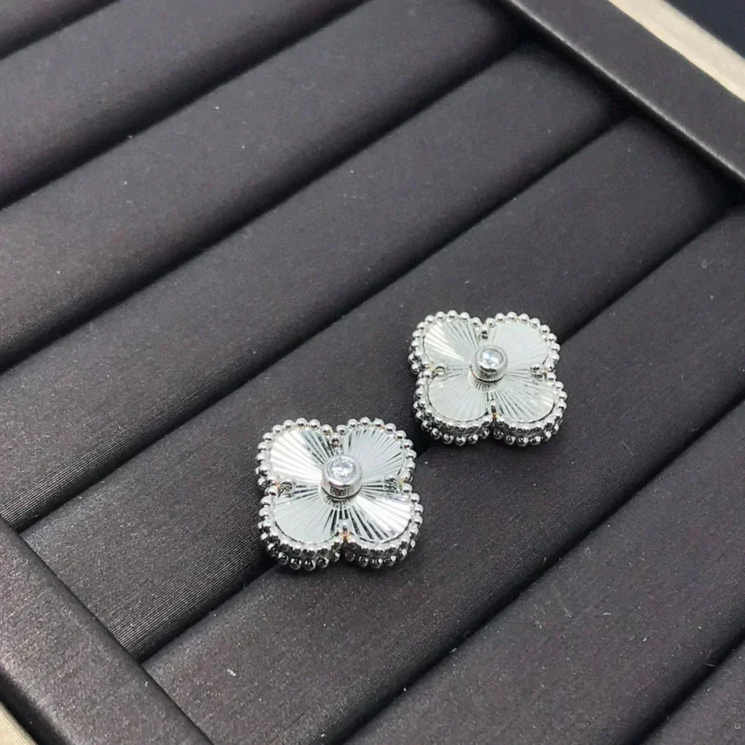 [Elowen jewelsry ]CLOVER MINI 9.5MM LASER EARRINGS