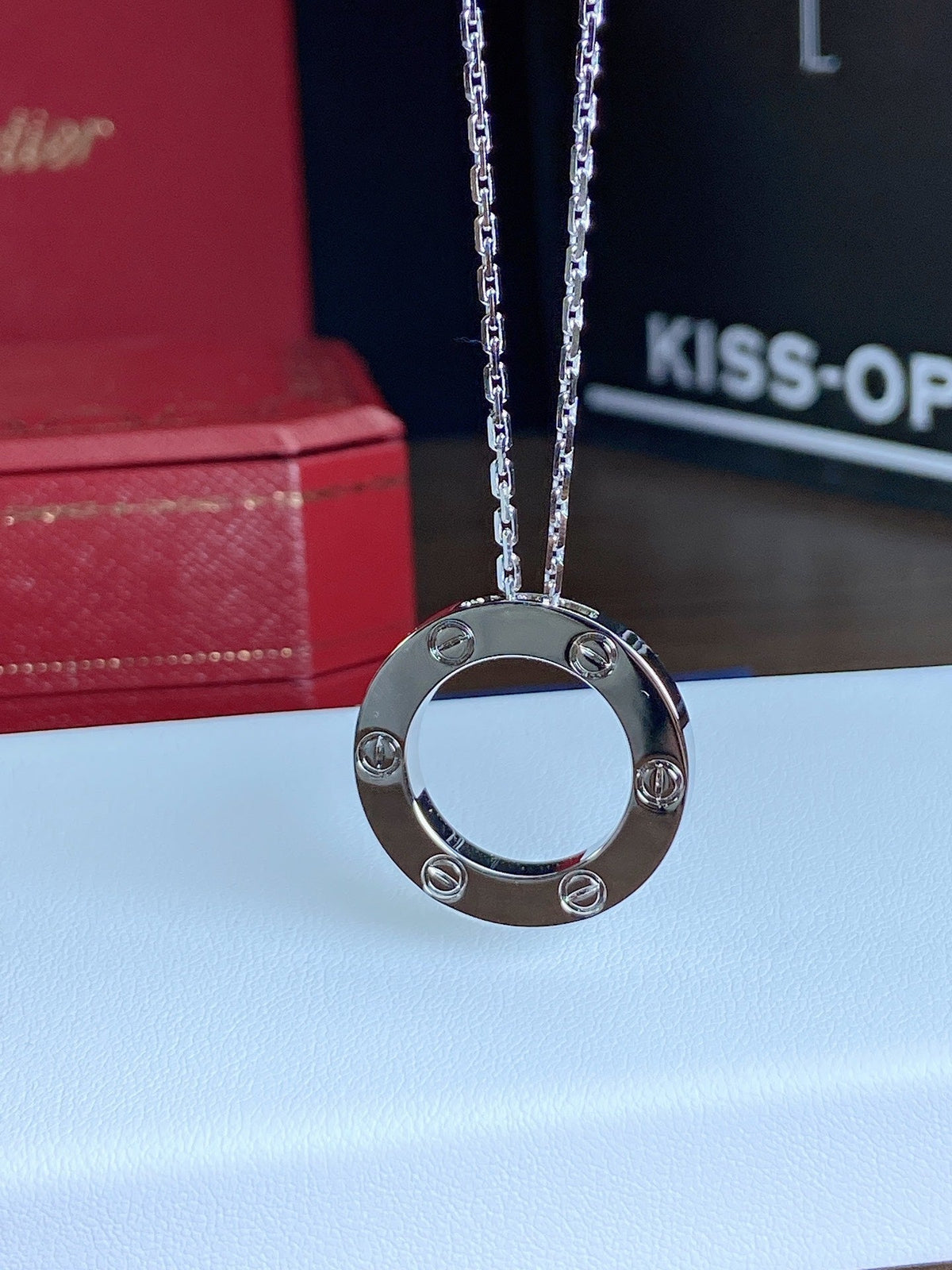 {
  "Elowen jewelsry": "Elowen ジュエリー",
  "LOVE NECKLACE 16MM": "LOVE ネックレス 16mm"
}