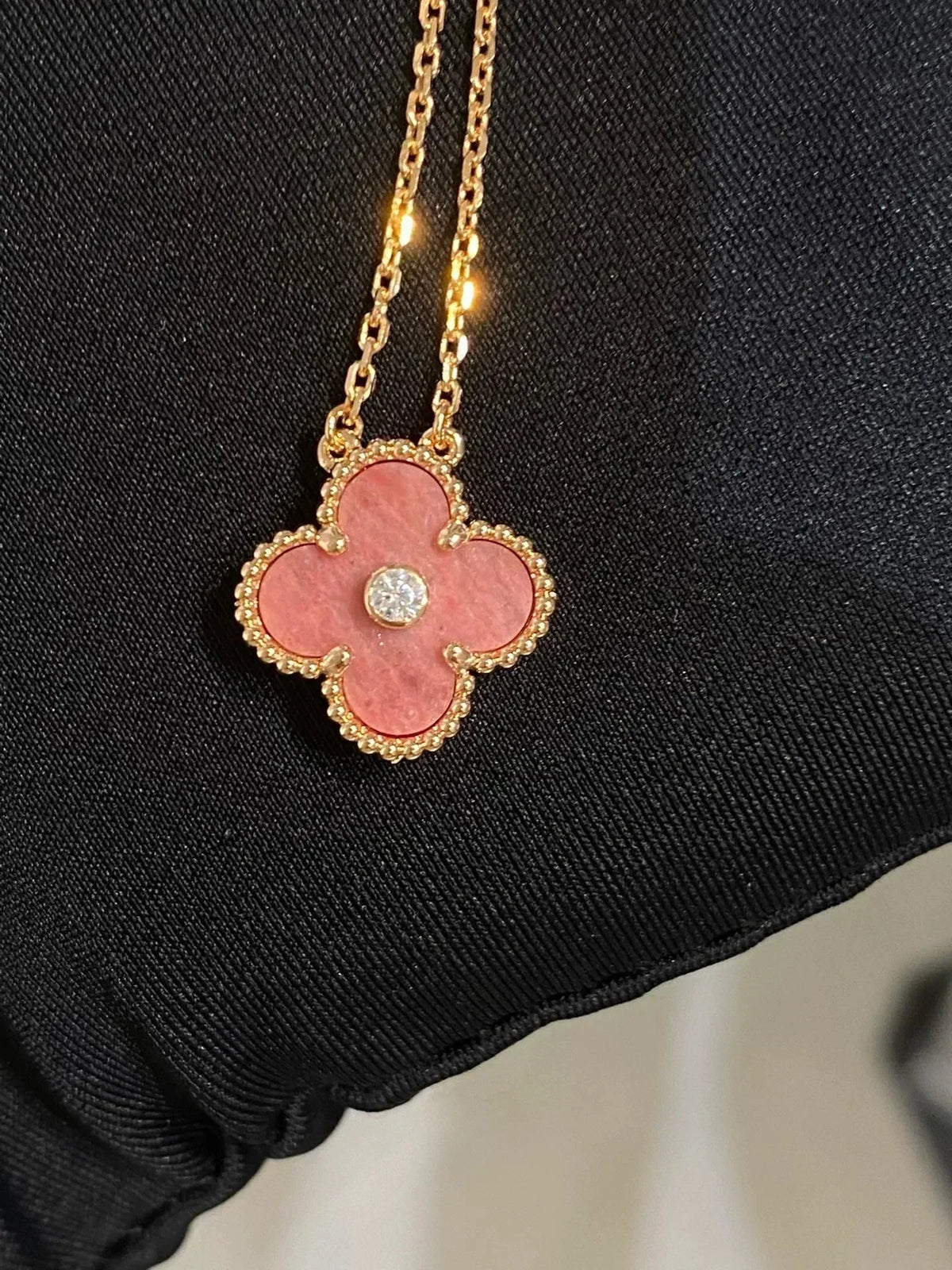 {
  "Elowen jewelsry": "Elowen ジュエリー",
  "CLOVER 15MM DIAMOND RHODONITE NECKLACE": "クローバー 15MM ダイヤモンド ロードナイト ネックレス"
}