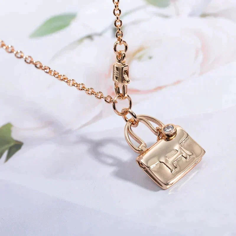 {
  "Elowen jewelsry": "Elowen Schmuck",
  "AMULETTE PEDANT ROSE GOLD NECKLACE": "AMULETTE ANHÄNGER ROSÉGOLD HALSKETTE"
}