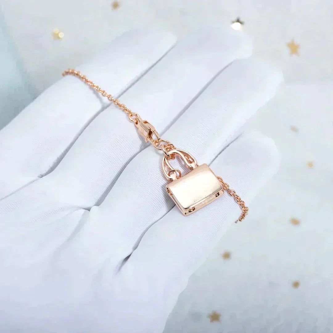 {
  "Elowen jewelsry": "Elowen Schmuck",
  "AMULETTE PEDANT ROSE GOLD NECKLACE": "AMULETTE ANHÄNGER ROSÉGOLD HALSKETTE"
}