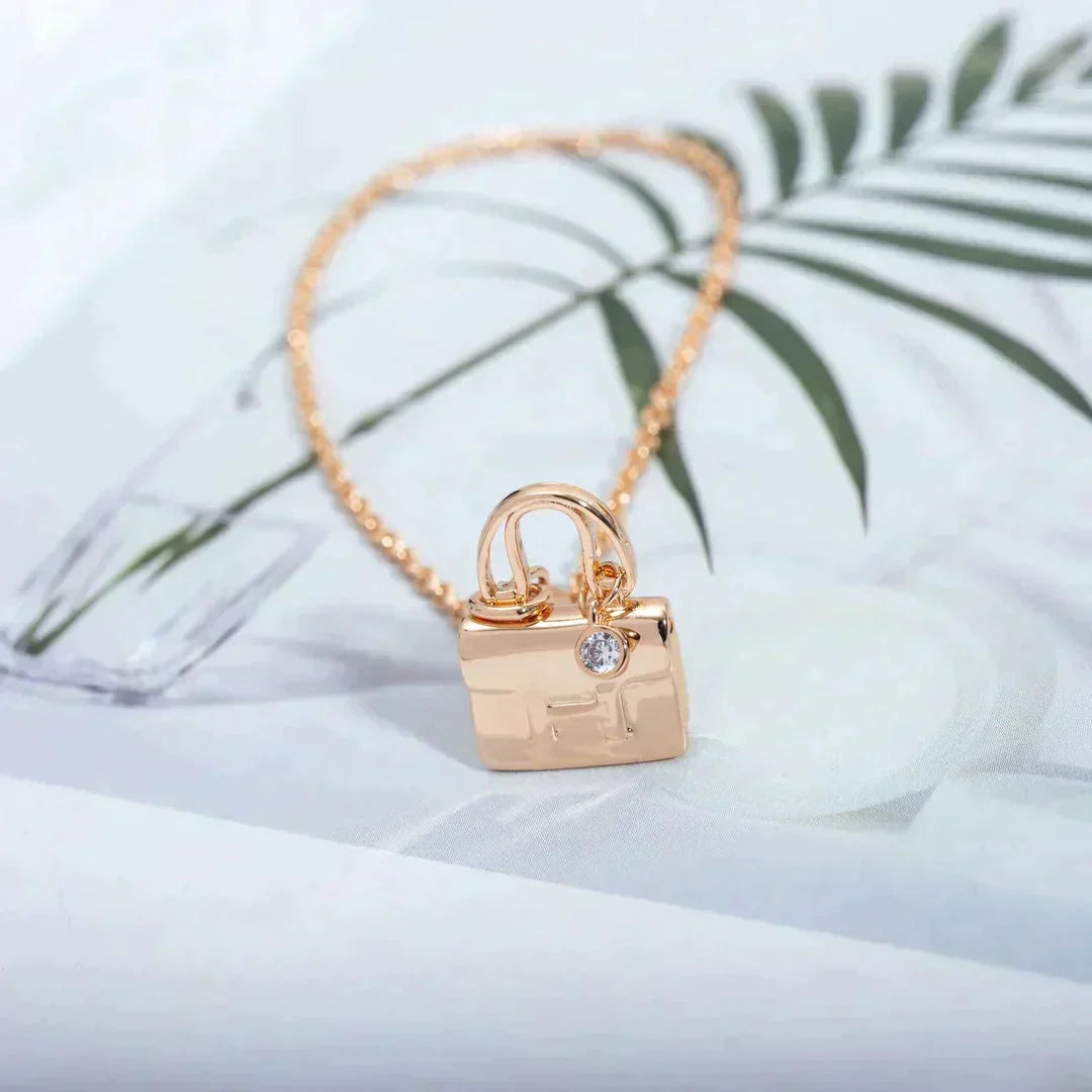 {
  "Elowen jewelsry": "Elowen Schmuck",
  "AMULETTE PEDANT ROSE GOLD NECKLACE": "AMULETTE ANHÄNGER ROSÉGOLD HALSKETTE"
}
