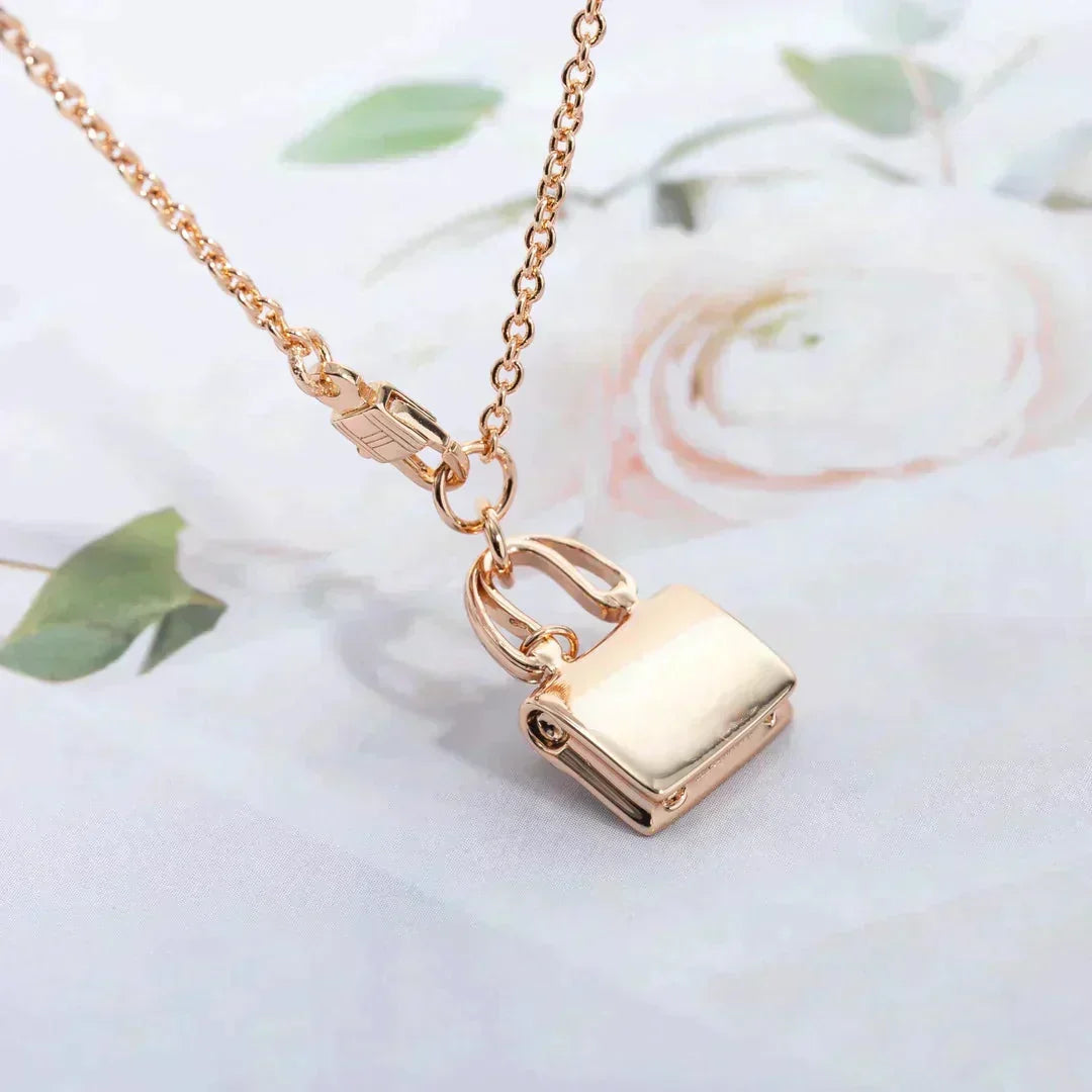 {
  "Elowen jewelsry": "Elowen Schmuck",
  "AMULETTE PEDANT ROSE GOLD NECKLACE": "AMULETTE ANHÄNGER ROSÉGOLD HALSKETTE"
}