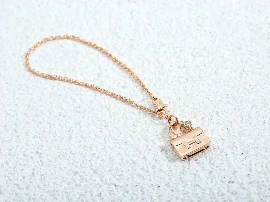 {
  "Elowen jewelsry": "Elowen Schmuck",
  "AMULETTE PEDANT ROSE GOLD NECKLACE": "AMULETTE ANHÄNGER ROSÉGOLD HALSKETTE"
}