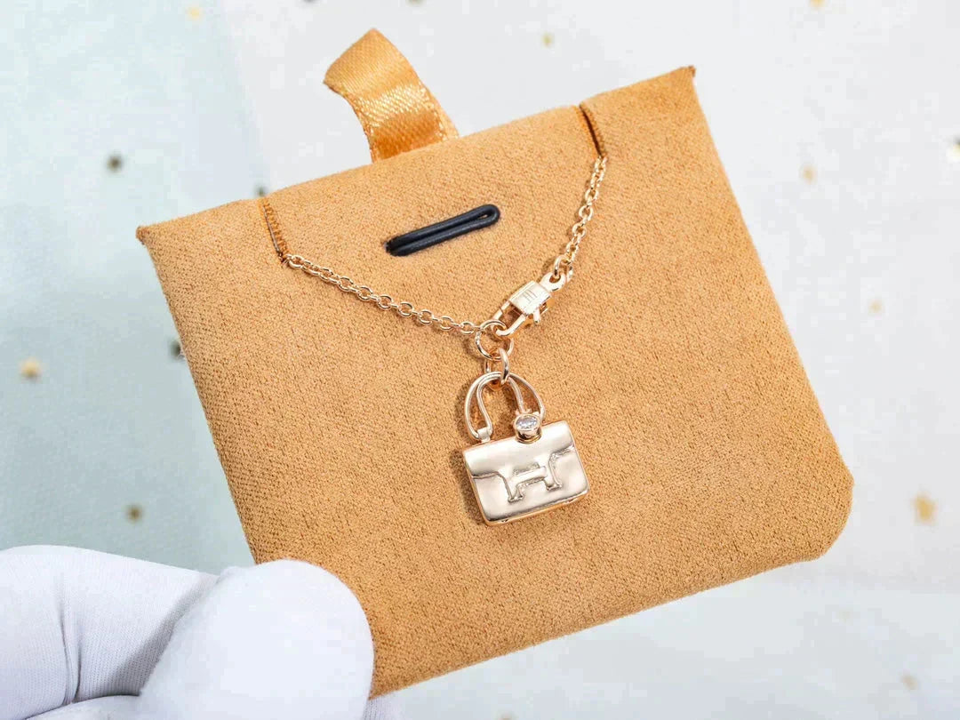 {
  "Elowen jewelsry": "Elowen Schmuck",
  "AMULETTE PEDANT ROSE GOLD NECKLACE": "AMULETTE ANHÄNGER ROSÉGOLD HALSKETTE"
}