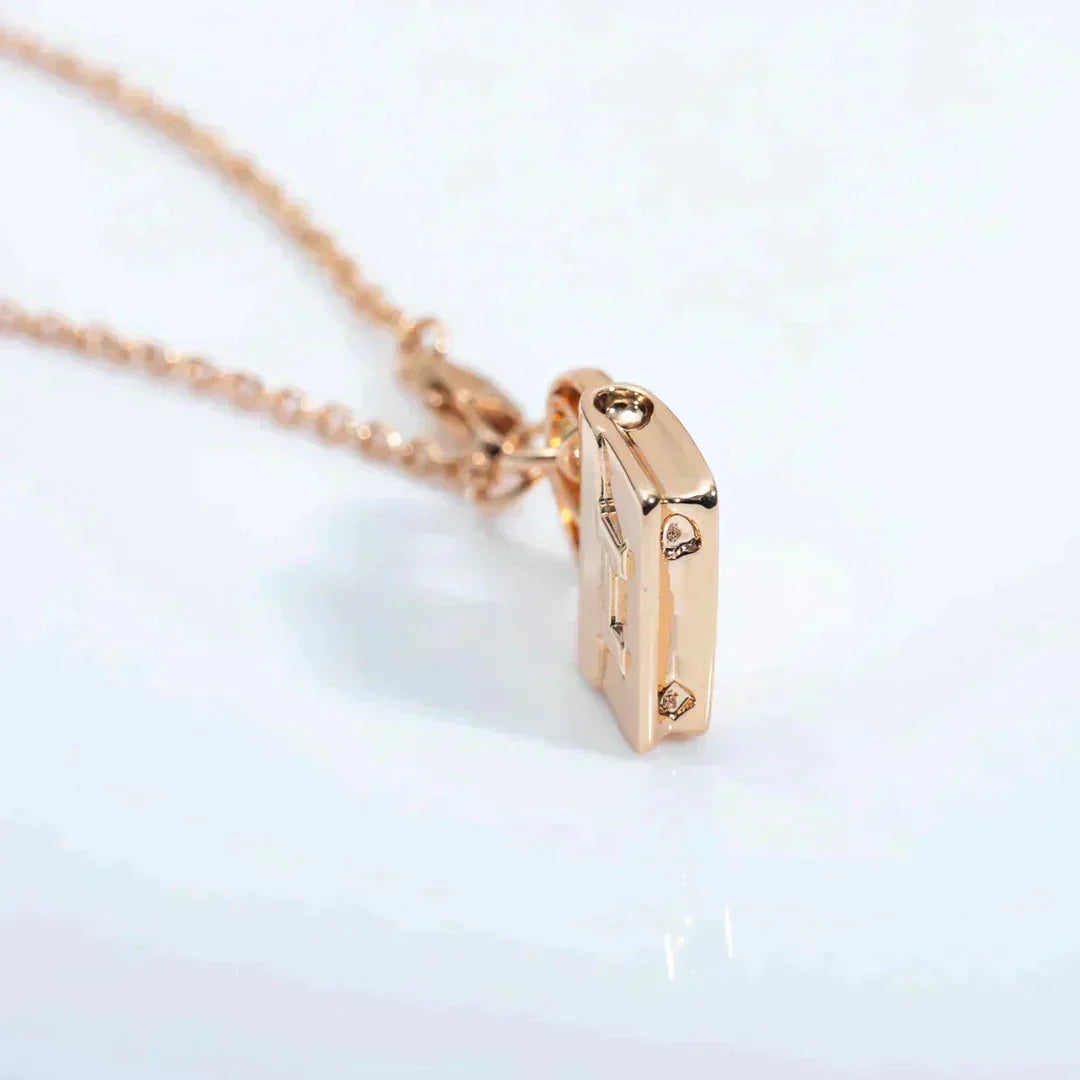{
  "Elowen jewelsry": "Elowen Schmuck",
  "AMULETTE PEDANT ROSE GOLD NECKLACE": "AMULETTE ANHÄNGER ROSÉGOLD HALSKETTE"
}