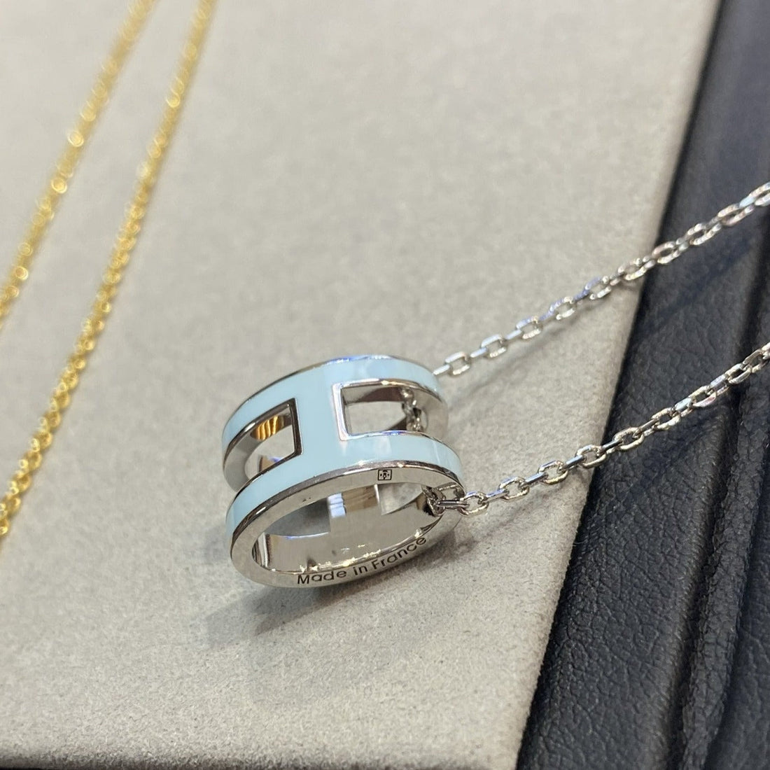 [Elowen jewelsry ]POP H LIGHT BLUE NECKLACE