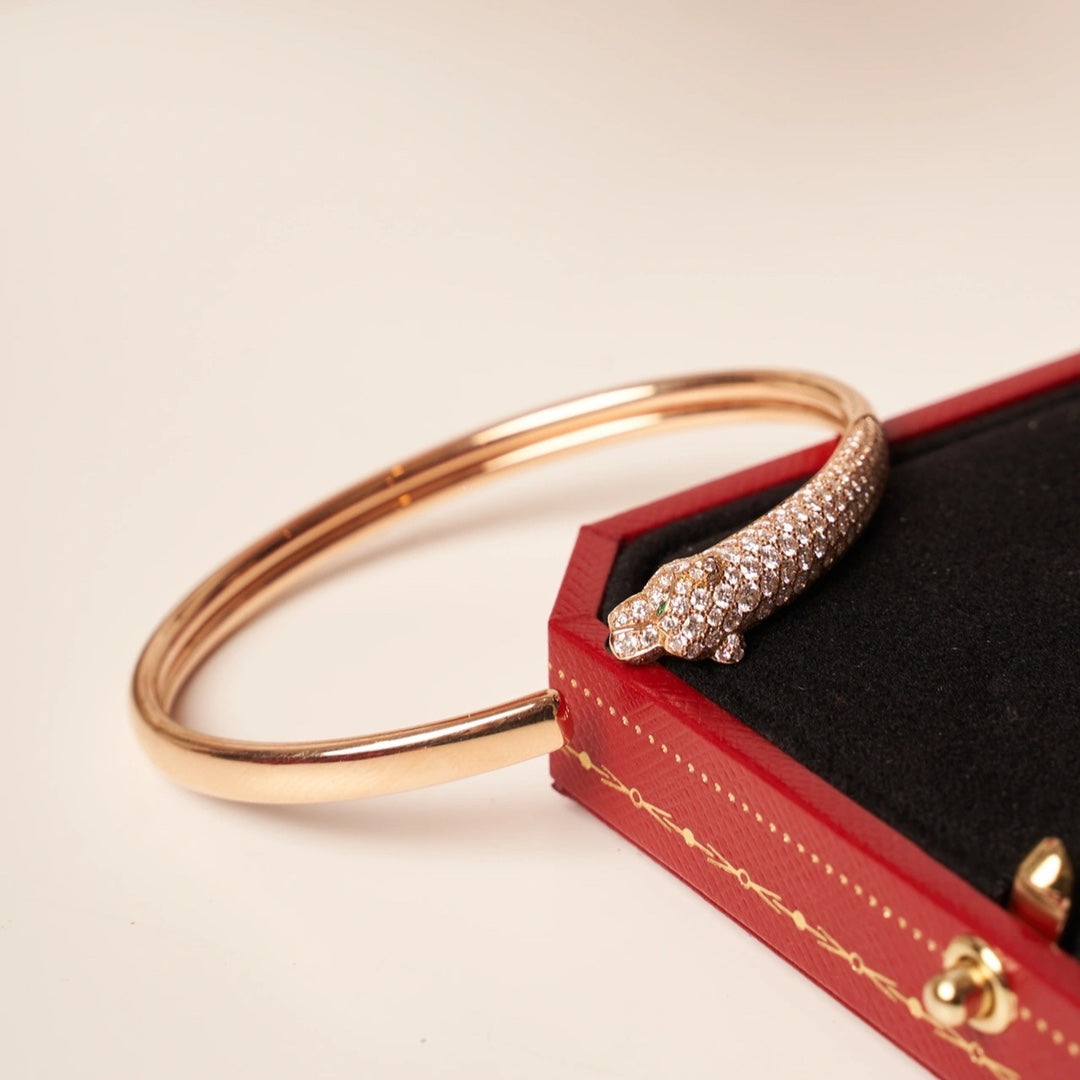 {
"Elowen jewelsry ": "エロウェン・ジュエリー",
"PANTHERE ROSE GOLD DIAMOND OPEN BRACELET": "パンテール ローズゴールド ダイヤモンド オープンブレスレット"
}