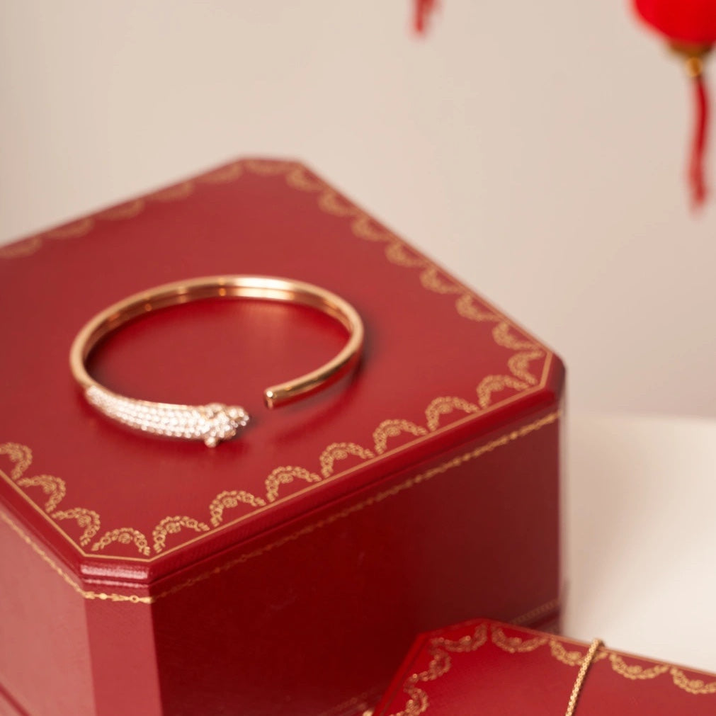 {
"Elowen jewelsry ": "エロウェン・ジュエリー",
"PANTHERE ROSE GOLD DIAMOND OPEN BRACELET": "パンテール ローズゴールド ダイヤモンド オープンブレスレット"
}