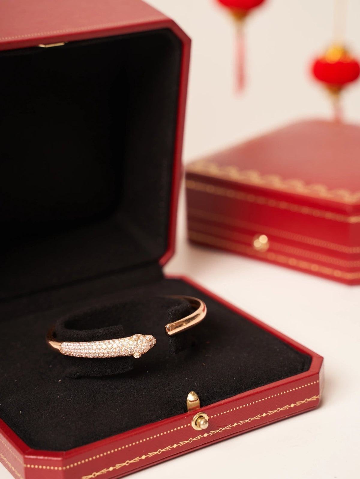 {
"Elowen jewelsry ": "エロウェン・ジュエリー",
"PANTHERE ROSE GOLD DIAMOND OPEN BRACELET": "パンテール ローズゴールド ダイヤモンド オープンブレスレット"
}