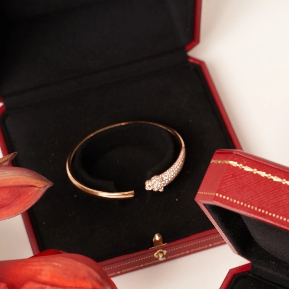 {
"Elowen jewelsry ": "エロウェン・ジュエリー",
"PANTHERE ROSE GOLD DIAMOND OPEN BRACELET": "パンテール ローズゴールド ダイヤモンド オープンブレスレット"
}