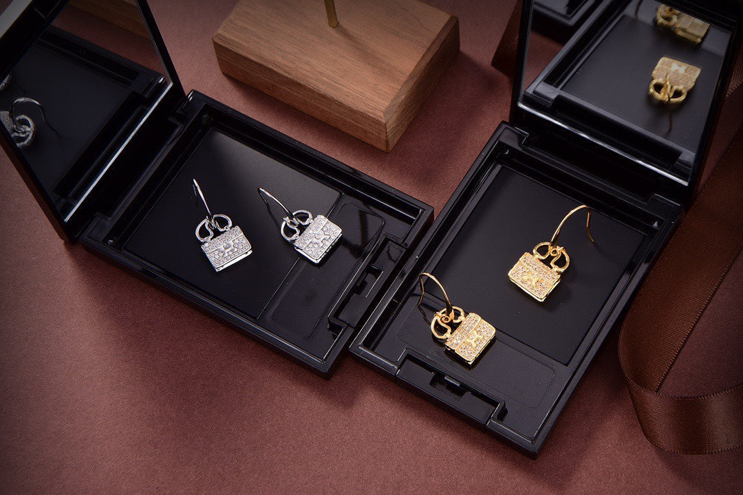 {
"Elowen jewelsry ": "エロウェン・ジュエリー",
"KELLY DIAMOND EARRINGS": "ケリー・ダイヤモンド・イヤリング"
}