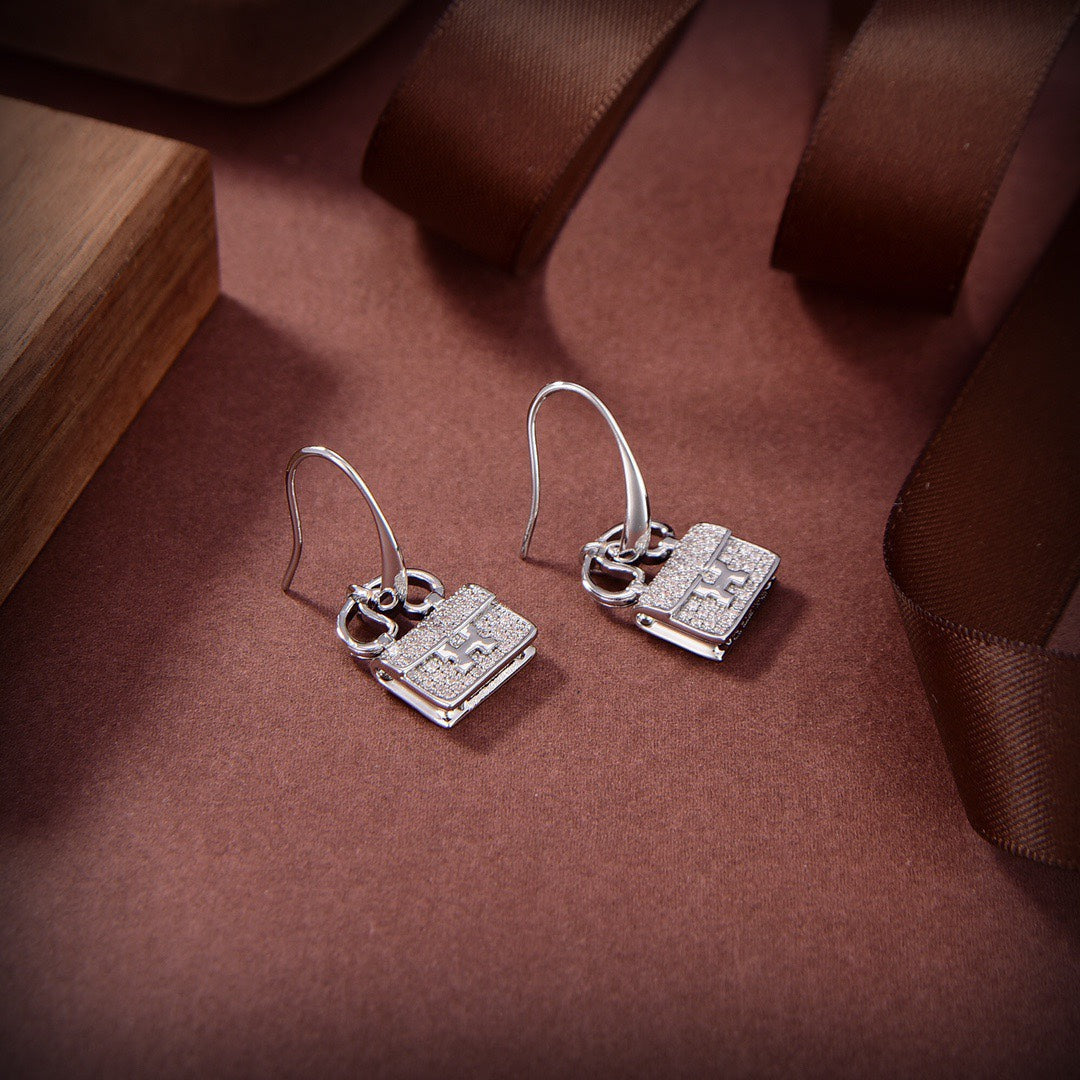 {
"Elowen jewelsry ": "エロウェン・ジュエリー",
"KELLY DIAMOND EARRINGS": "ケリー・ダイヤモンド・イヤリング"
}