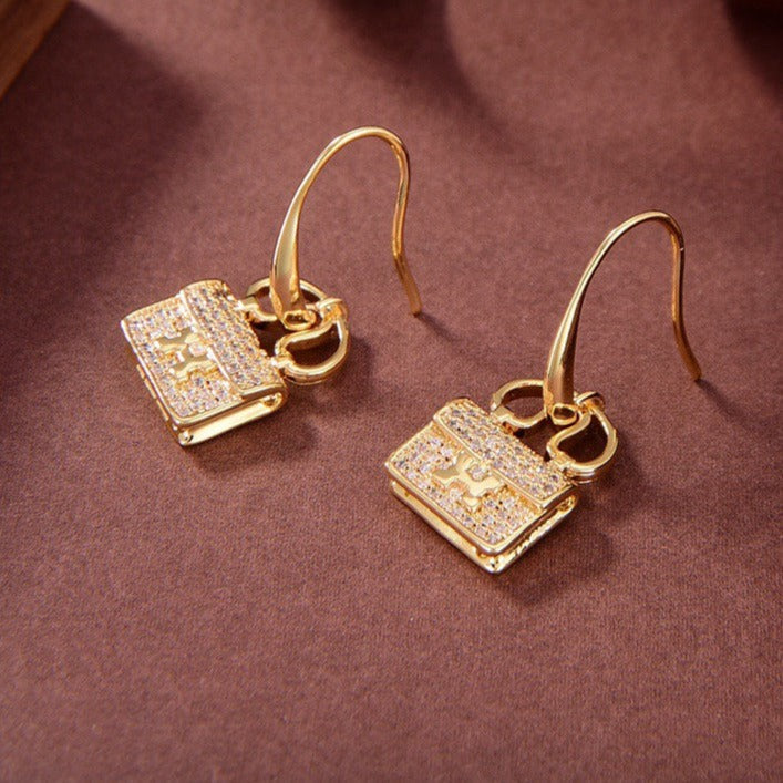 {
"Elowen jewelsry ": "エロウェン・ジュエリー",
"KELLY DIAMOND EARRINGS": "ケリー・ダイヤモンド・イヤリング"
}