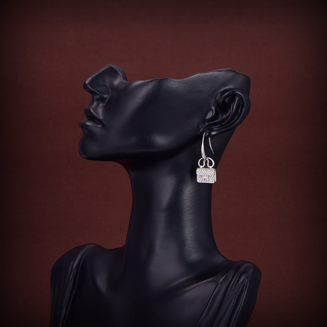 {
"Elowen jewelsry ": "エロウェン・ジュエリー",
"KELLY DIAMOND EARRINGS": "ケリー・ダイヤモンド・イヤリング"
}