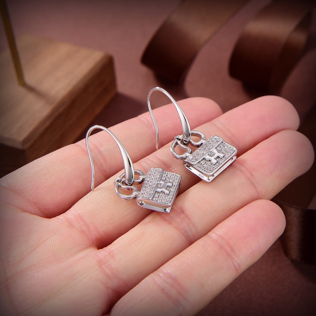 {
"Elowen jewelsry ": "エロウェン・ジュエリー",
"KELLY DIAMOND EARRINGS": "ケリー・ダイヤモンド・イヤリング"
}