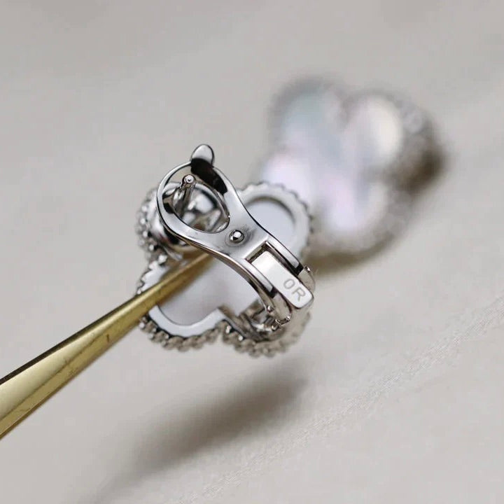 {
"Elowen jewelsry ": "エロウェン ジュエリー",
"CLOVER MEDIUM 1 MOTIFS  WHITE MOP EARRINGS SILVER": "クローバー ミディアム 1モチーフ ホワイトマザーオブパール ピアス シルバー"
}